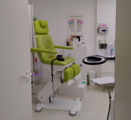Behandlungsstuhl für Podologie und Fußpflege in Berlin Karlshorst Lichtenberg