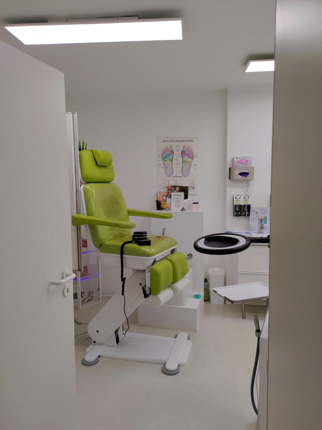Behandlungsstuhl für Podologie und Fußpflege in Berlin Karlshorst Lichtenberg
